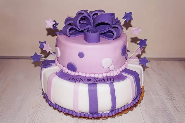 Febrero 8, 2015 - Burgas, Bulgaria - Rosado pastel de cumpleaños fondan púrpura con estrellas y arco —  Fotos de Stock
