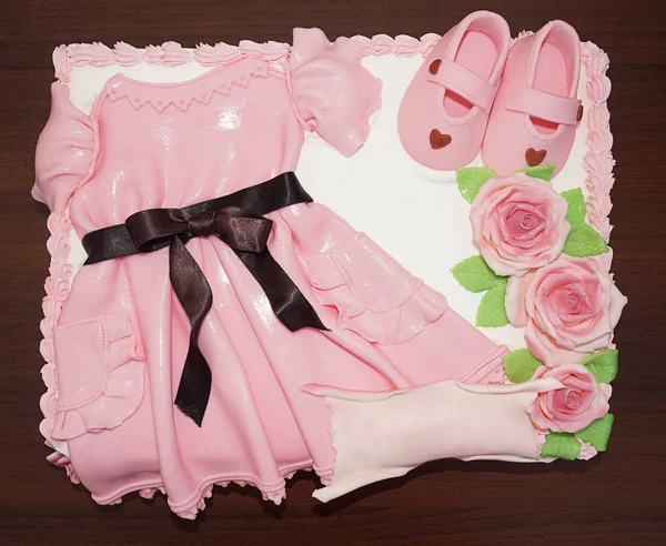 11 de mayo de 2015 - Burgas, Bulgaria - Pastel de vestir rosa con zapatos y flores para el bautismo —  Fotos de Stock