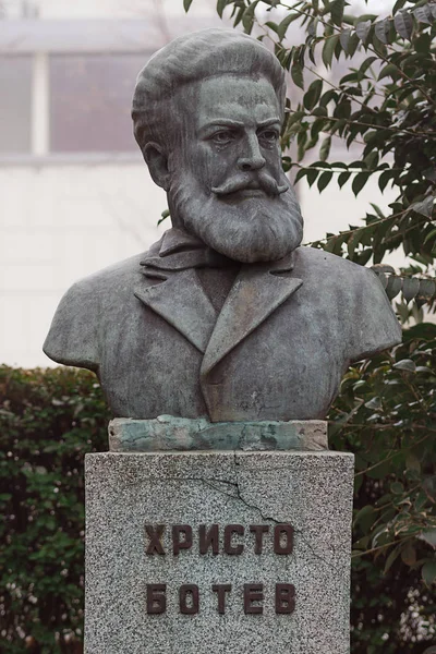 Monumento ao herói nacional Hristo Botev situado na cidade búlgara Burgas no Jardim do Mar Fotos De Bancos De Imagens