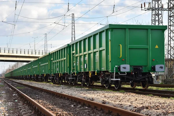 Бургас, Болгария - 20 марта 2017 года - Грузовой поезд - 4axled box wagon green Type: Eanos Model: 155-1 - Transvagon AD — стоковое фото