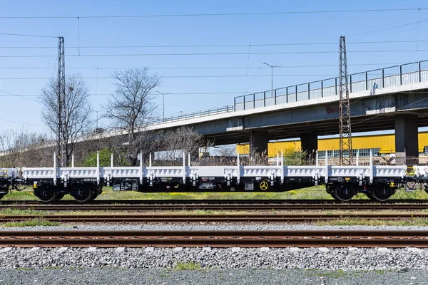 Burgas, Bulgaristan - 20 Mart 2017 - yük kargo treni - 4axled düz beyaz türü: Rens Model: 192, B - Transvagon reklam vagon — Stok fotoğraf