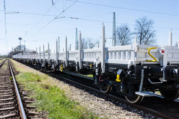 保加利亚布尔加斯-2017 年 3 月 20 日-货运货物列车-4axled 平板马车白色类型︰ Ren 模型︰ 192，B-Transvagon 广告 — 图库照片