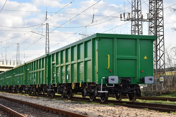 Burgas, Bulgária - 20 de março de 2017 - Comboio de carga - 4axled box wagon green Tipo: Eanos Modelo: 155-1 - Transvagon AD Fotos De Bancos De Imagens Sem Royalties