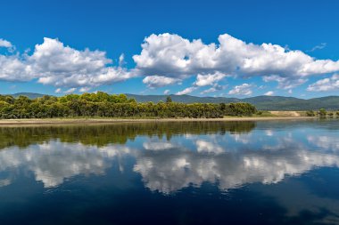 Bulutlar Irkut Nehri'nde yansıması