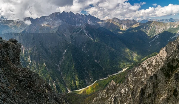 Vue sur la vallée de la rivière Kyngarga — Photo