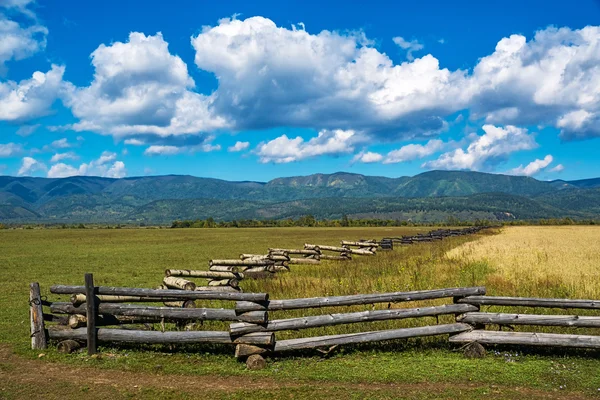 Ancienne clôture dans les champs Tunka Valley — Photo