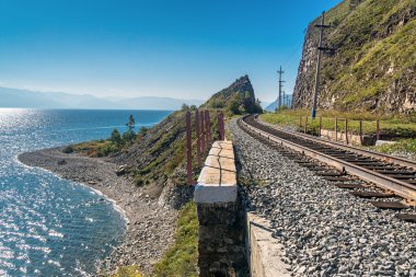 Çevre-Baykal demiryolu kayaların arasındangeçip geçer