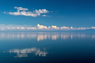 Baykal Gölü su bulutlar yansıması