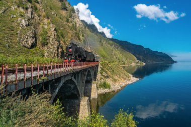 1 Eylül, köprünün diğer tarafında Circim-Baykal demiryolu üzerinde geçen tren Buhar