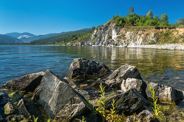 Pierres sur la rive du lac Baïkal — Photo