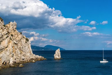 Rock Kırım'ın Karadeniz kıyısında yelken