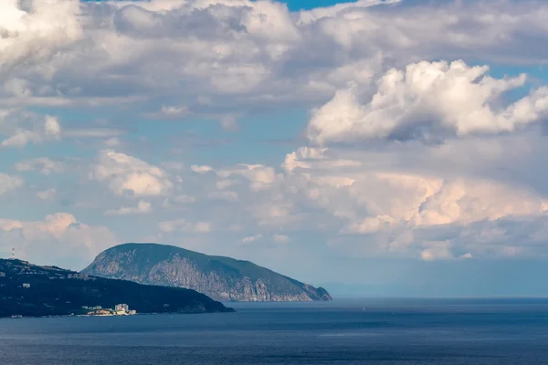 Pohled z Mount Ayu-Dag na Krymském černomořském pobřeží — Stock fotografie