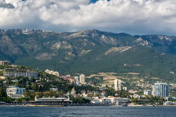 Vista para o aterro de Yalta do mar — Fotografia de Stock