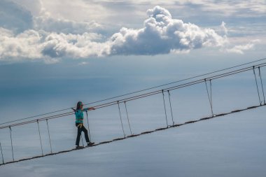 Asma köprü uçurumun üzerinde kız kürsüye
