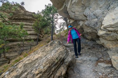Bir dağ geçit üzerinde yürüyen kadın turist