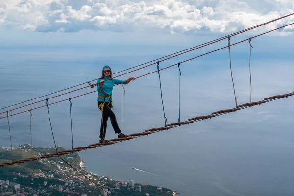 Ta holka jde na visutý most nad propastí — Stock fotografie