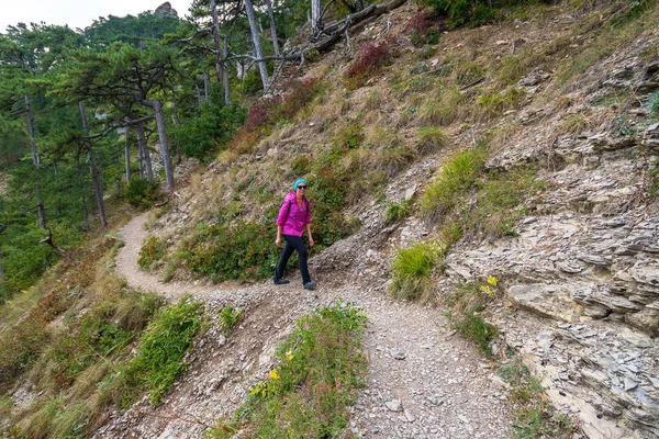 Žena turistické chůzi na horské stezce — Stock fotografie