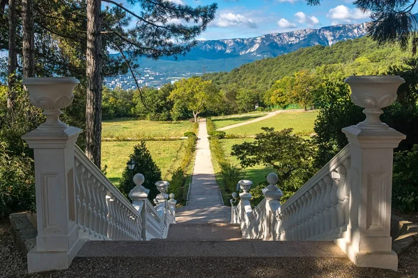 A Massandra palota park gyönyörű lépcsőház — Stock Fotó