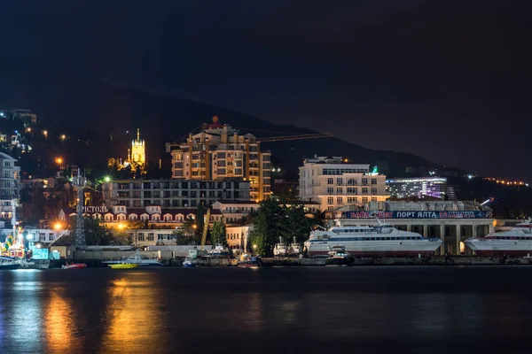 Vista noturna do aterro de Yalta — Fotografia de Stock