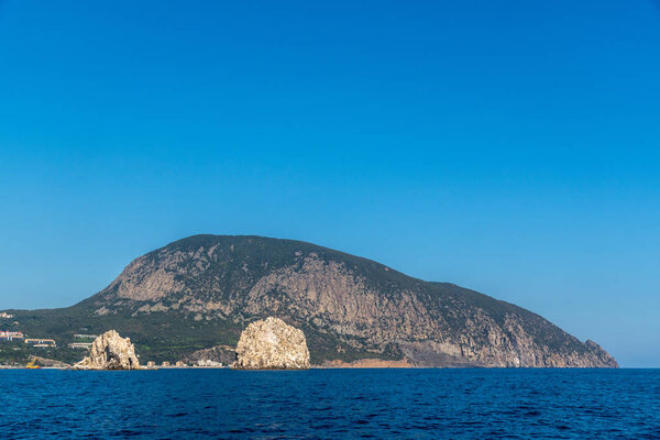 Вид на гору Аю-Даг и скалы Адалари Стоковая Картинка