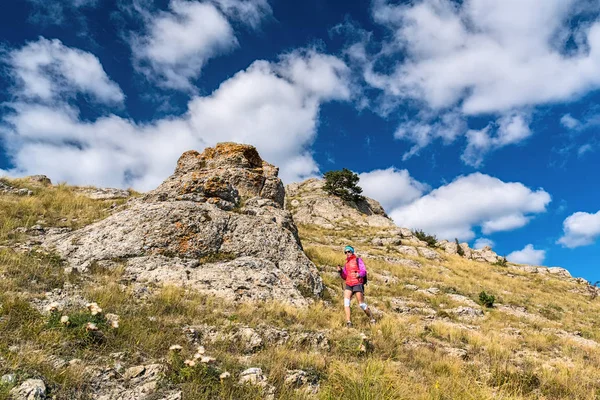 Turistické dívka jde na úbočí Demerdži — Stock fotografie