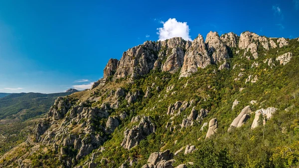 Красиві камені в Долина привидів, гори Демерджі — стокове фото