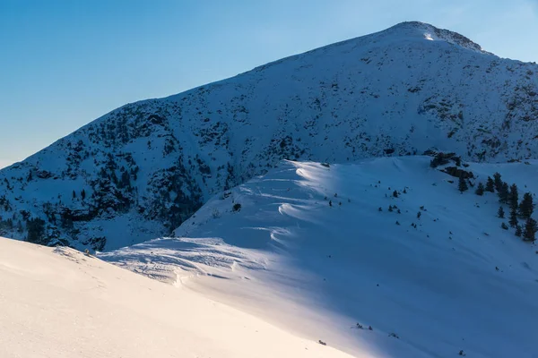 Vista del pico Cherskiy en las montañas Khamar-Daban — Foto de Stock