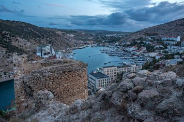 Kar maskesi Bay ve Chembalo kale havadan görünümü