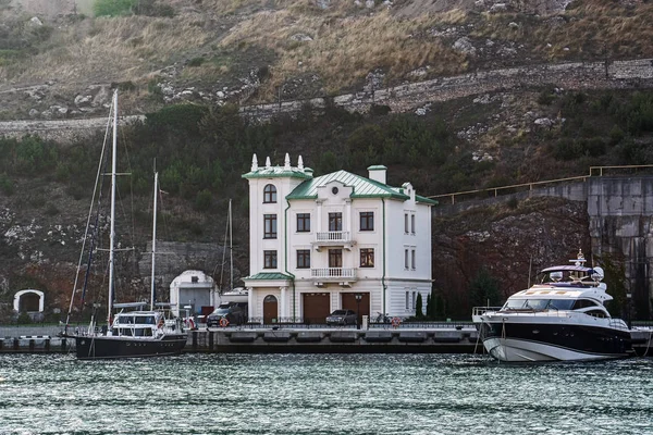 Antigo edifício de alvenaria na orla marítima de Balaclava — Fotografia de Stock