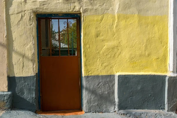 Door in the wall of old house — Stock Photo, Image