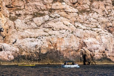 Kayık ve tekne taş zemin üzerine