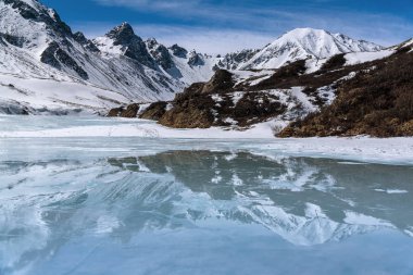 Beyaz Irkut Nehri'nin buz dağlarında yansıması