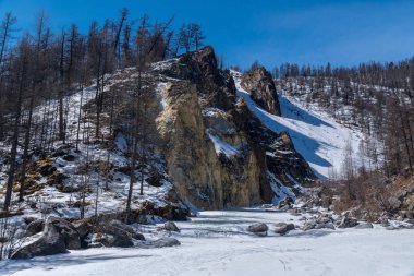 Beyaz Irkut nehrinde güzel uçurum