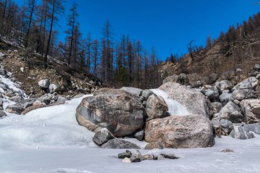 Güzel taş üzerine donmuş nehrin beyaz Irkut