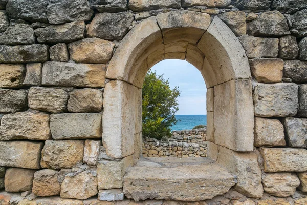 Yıkılan binanın duvarındaki pencere