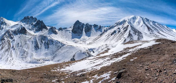 Panorama de los picos de las montañas de Sayan Oriental — Foto de Stock