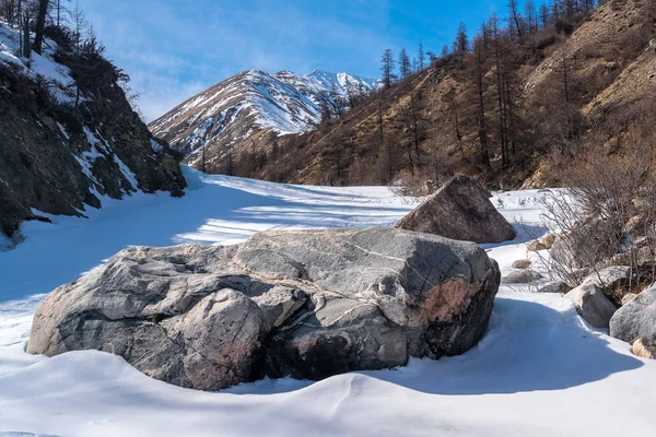 Belle pierre sur la rivière gelée White Irkut — Photo