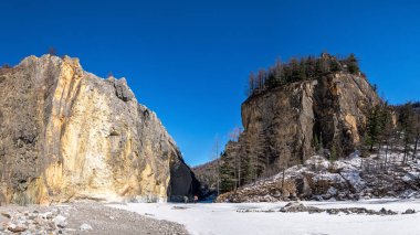 Beyaz Irkut River Gorge kayalarda