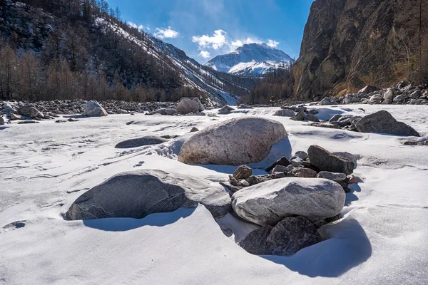 Ο παγωμένος ποταμός λευκό Irkut — Φωτογραφία Αρχείου