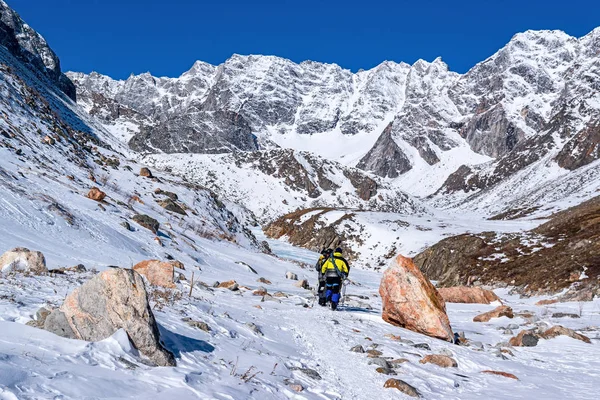 A group of tourists goes to climb Munku-Sardyk mount — Stock Photo, Image