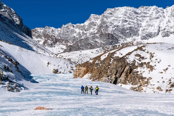 Um grupo de turistas vai escalar o monte Munku-Sardyk — Fotografia de Stock