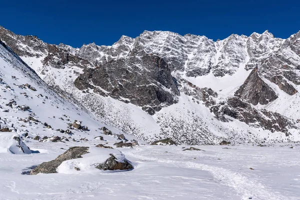 The path to the top of the Munku-Sardyk mountain — Stock Photo, Image