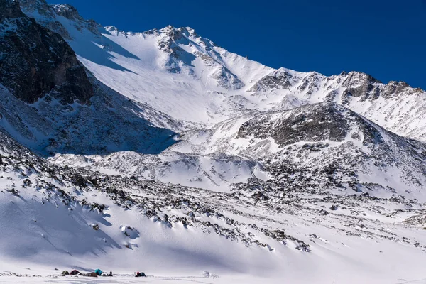 ムンクサルディク山 mountan の下でテント キャンプ — ストック写真