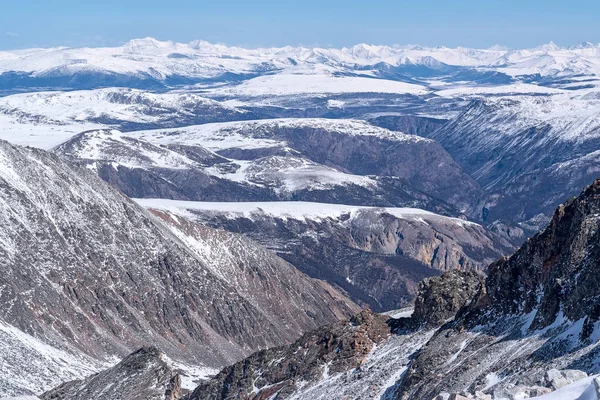 Utsikt från toppen av Munku-Sardyk fäste till den östra Sayans — Stockfoto