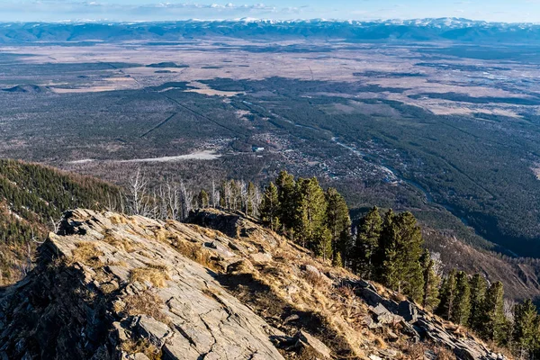 Blick auf das Tunkinskaya-Tal vom Berg aus — Stockfoto