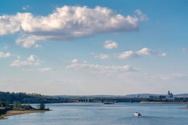 Turist motorlu gemi yelken Angara Nehri boyunca