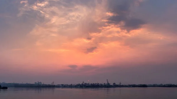 Hermoso cielo al atardecer sobre el río Angara — Foto de Stock