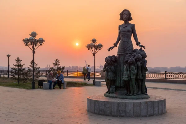 Irkutsk, Rusya, 28 Nisan 2017: Anıt Angara iskele tarih öğretmeni