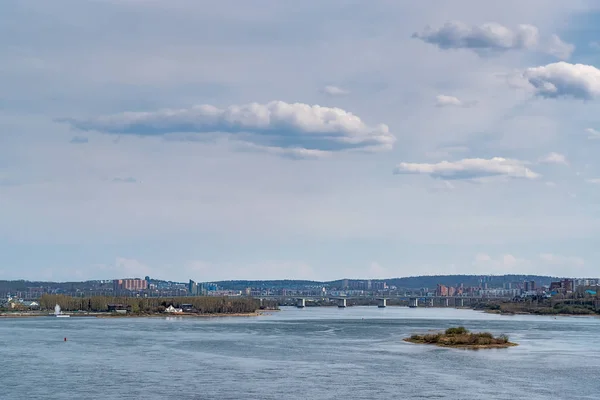 Blick auf den Angara-Fluss in der Stadt Irkutsk — Stockfoto