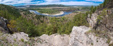 Yüksek kıyıdan Irkut Nehri'nin görünümü
